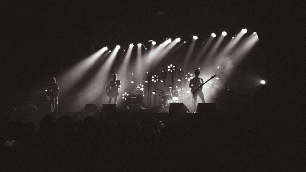 vip-monkey-business-event-show-16x9-skyler-gerald-EXum9D06dxU-unsplash - VIP Monkey En scen med ett band