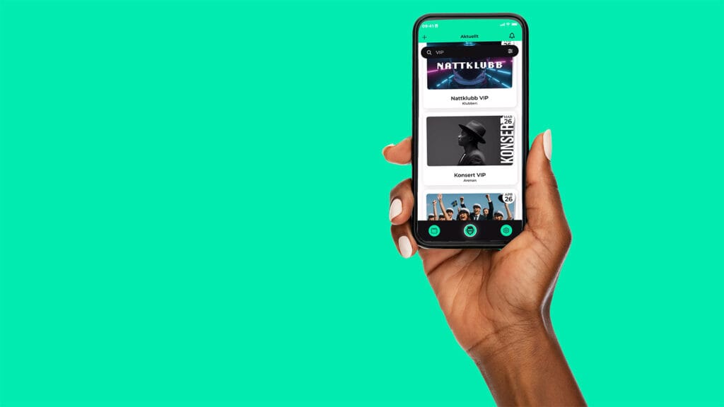 vip-monkey-hand-with-phone-tanned-16x9-iStock-1333518127 - VIP Monkey En hand som håller upp en mobiltelefon med appen VIP Monkey