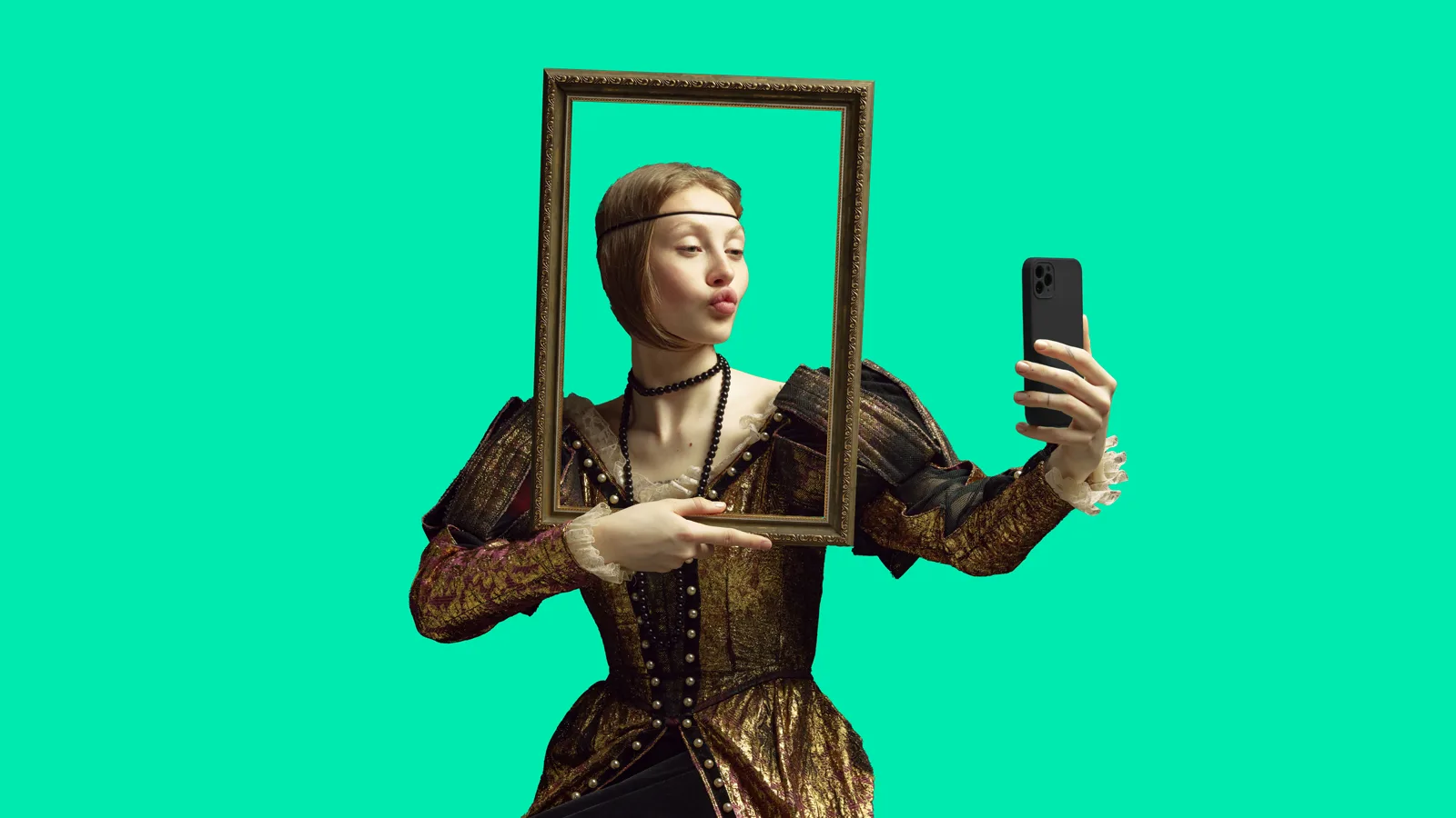Kvinna i kläder från 1700-talet poserar bakom en ram och håller en mobiltelefon i handen