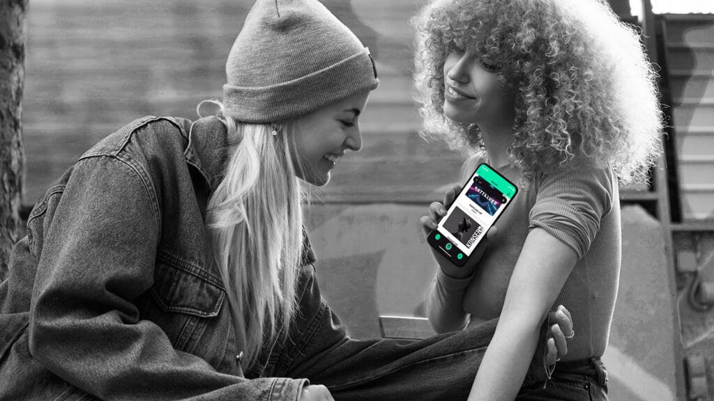 vip-monkey-persons-showing-phone-16x9-iStock-1324700437 - VIP Monkey Två personer som tittar på en mobiltelefon med appen VIP Monkey